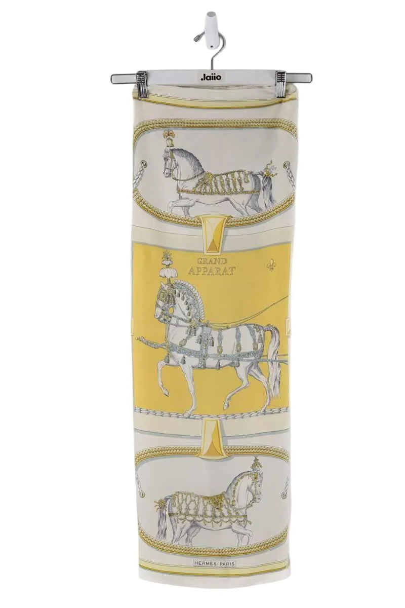 Carré de seconde main Hermès en soie beige, taille 90cm x 90cm, pour femme, en état correct avec des trous sur trois des extrémi