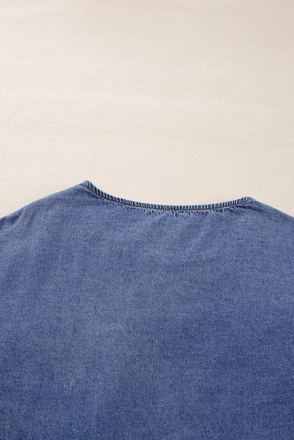 Chemisier en denim bleu ciel à manches 3/4 et poche plaquée à volants