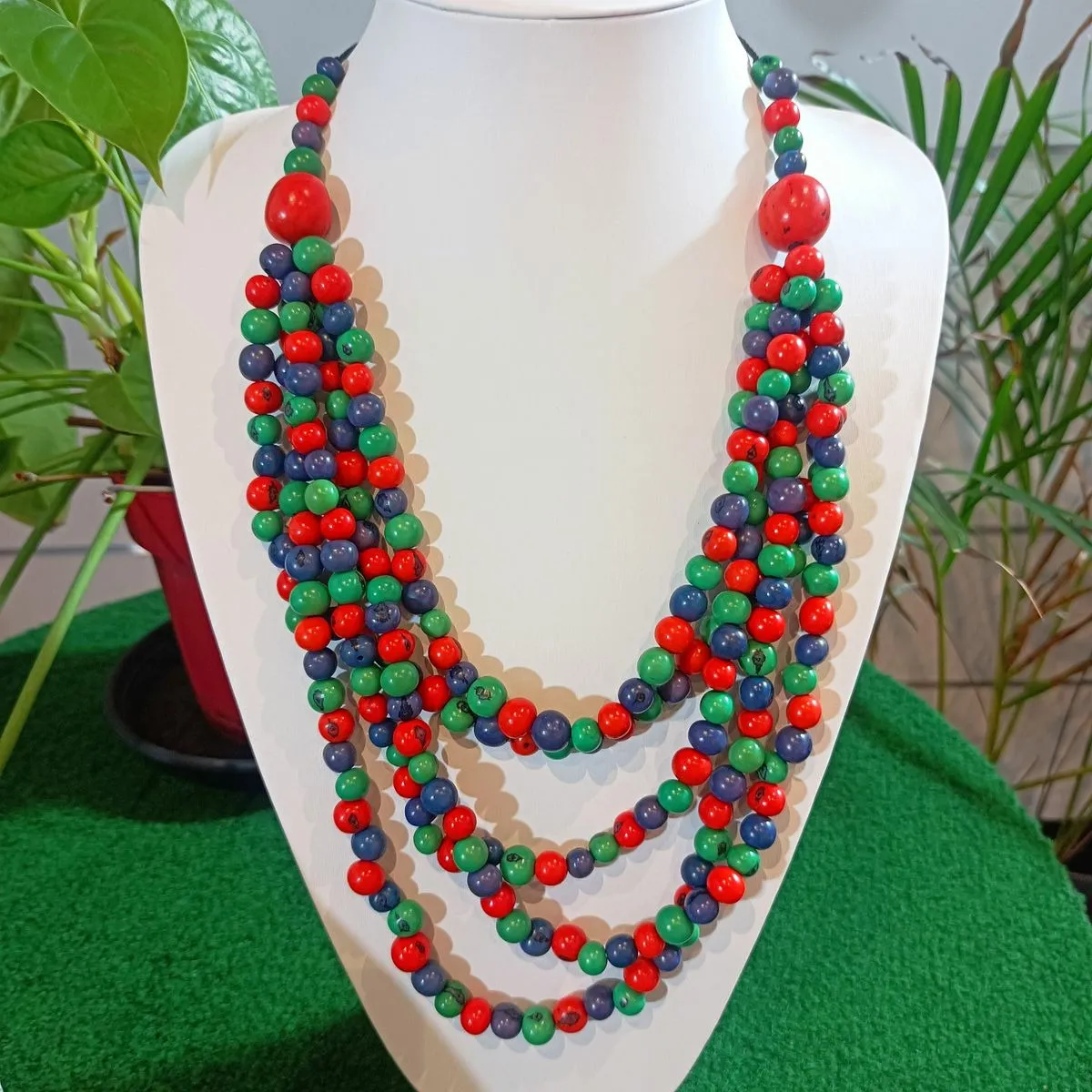 Collier Esméralda bleu-rouge-vert en ivoire végétal