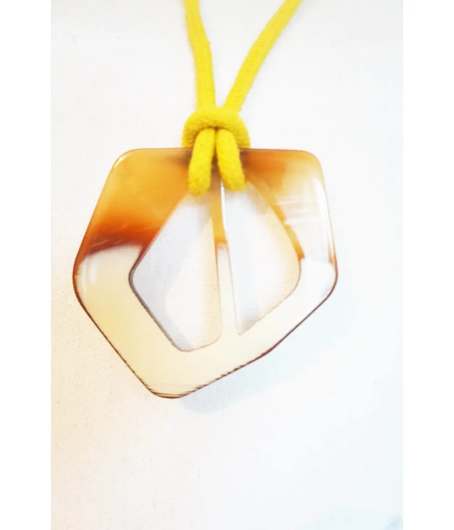 COLLIER RESINE XL CORNE NUANCES BRUNS BLANCS REVERSIBLE CORDAGE JAUNE