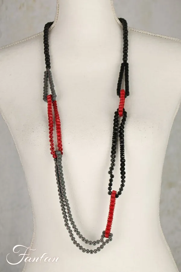 Fanny Fouks Collier sautoir bois noir, gris et rouge