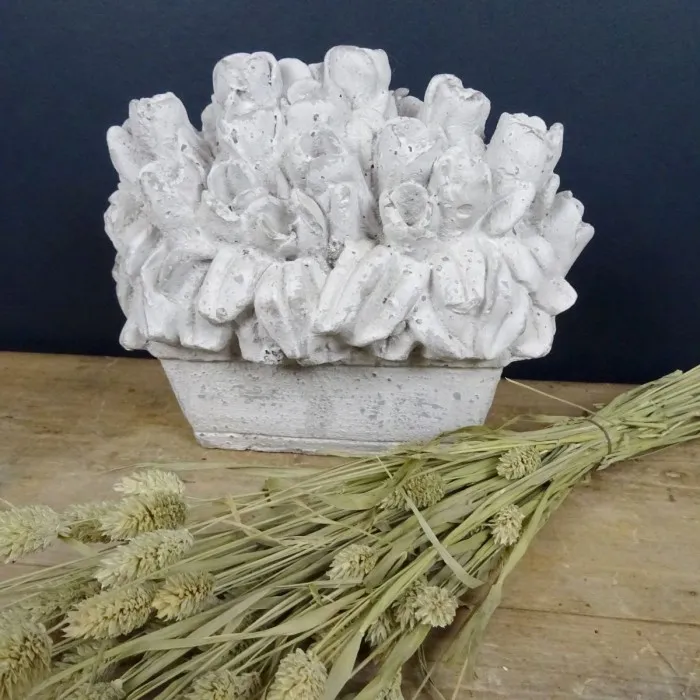 Jardinière de fleurs en béton patiné blanc - Le palais des bricoles