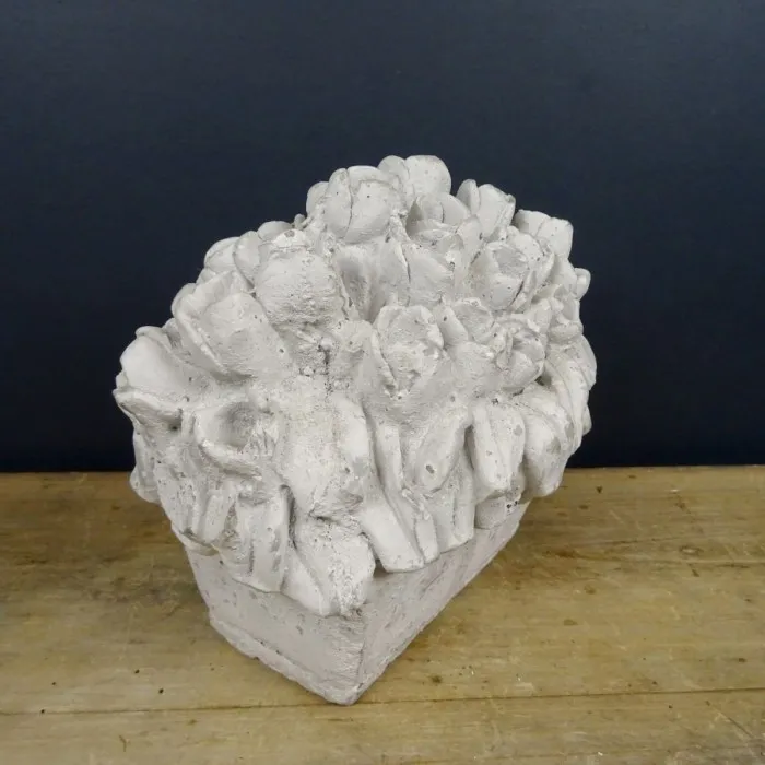 Jardinière de fleurs en béton patiné blanc - Le palais des bricoles