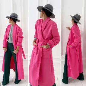 Manteau rose ceinturé