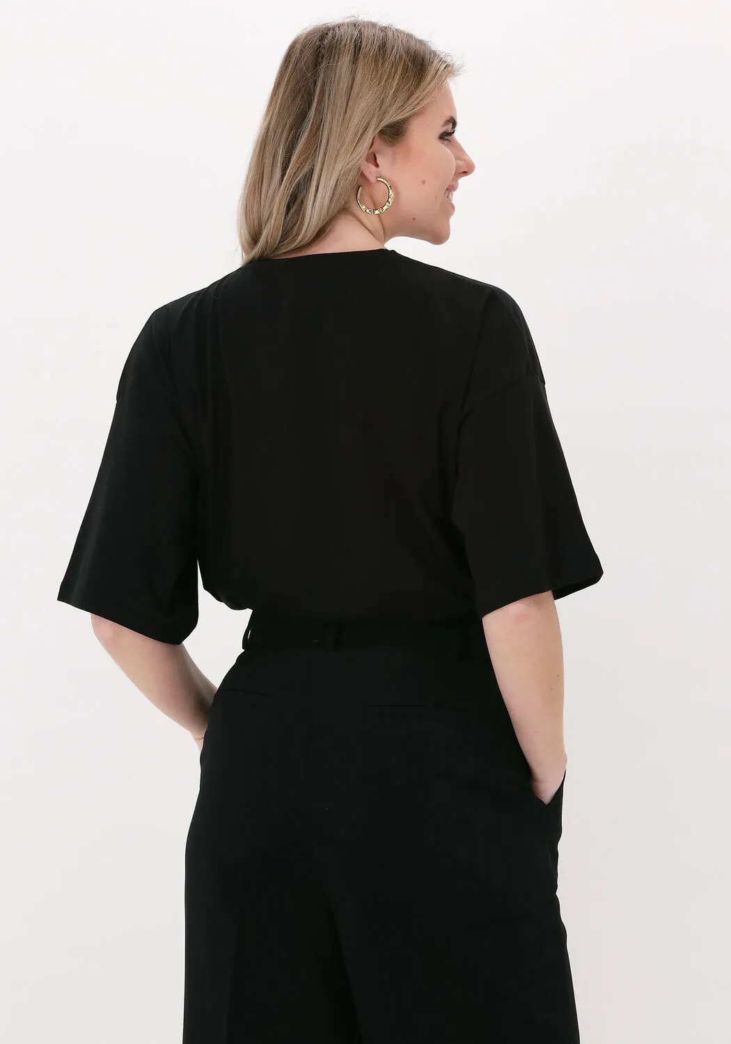my essential wardrobe haut 13 the logo tee en noir