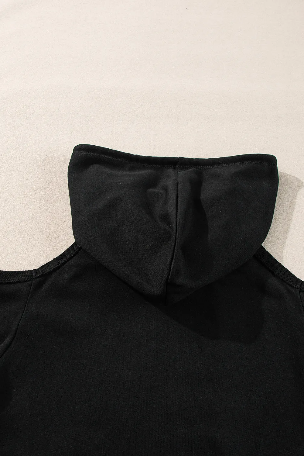 Sweat à capuche noir à cordon de serrage et épaules dénudées avec coutures apparentes