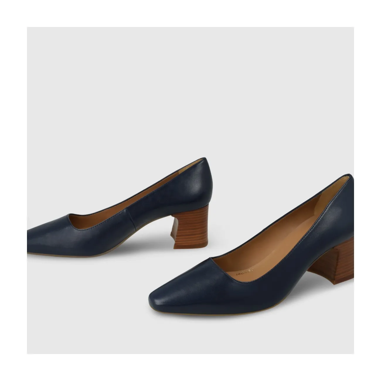 Zapatos de salón de mujer en piel de color negro. I LODI Zapatos de mujer online.